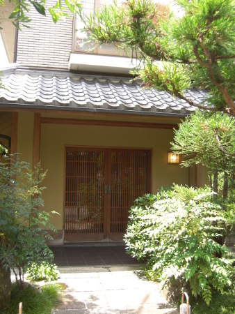 平安神宮の東側。岡崎の地で100年以上つづく京料理の老舗店