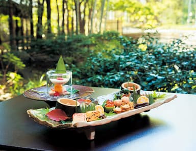 繊細な味と四季の風趣をこらす京料理店。