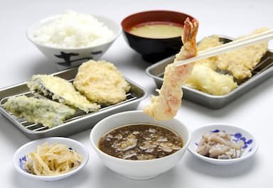 「うまい」「安い」「早い」と3拍子そろった天ぷら専門店。
