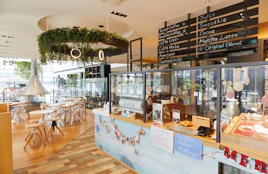 メルセデス・ベンツ店舗内のカフェで働くチャンス！リゾート感あふれる空間で活躍しませんか？