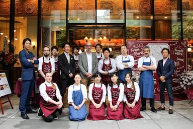 こちらは日本橋店OPENの際の集合写真、恵比寿店はどのようなメンバーになるか楽しみです！