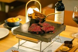 物件探しからメニュー開発まで自社で完結させる企画力があり、店創りの一連の流れを実地で習得できます。