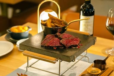 物件探しからメニュー開発まで自社で完結させる企画力があり、店創りの一連の流れを実地で習得できます。