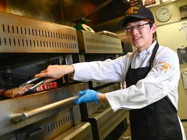 NY本店の味を受け継ぐ最高級熟成ビーフの管理・調理技術。他ではないような専門性が着実に身につきます。