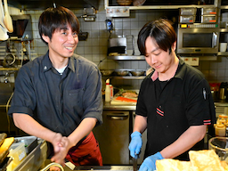 店長のままでも昇格・昇給！年収600万円以上も目指せる多彩なキャリアパスをご用意。