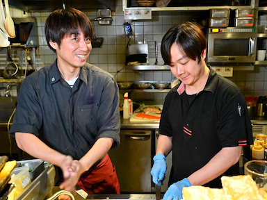 店長のままでも昇格・昇給！年収600万円以上も目指せる多彩なキャリアパスをご用意。