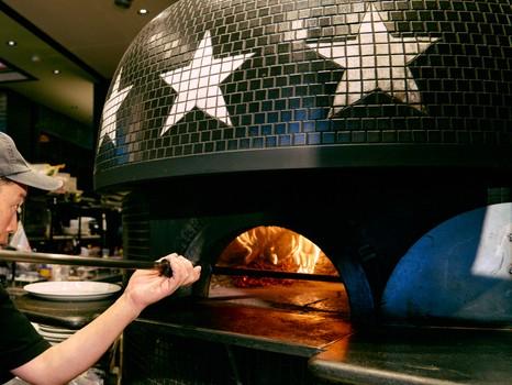 「料理は作ってこそ面白い」調理をどんどんお任せする社風！月8日休み◎仙台駅直結、NYスタイルの本格薪窯ピザ専門店でキッチンスタッフ募集！320店舗運営の成長企業