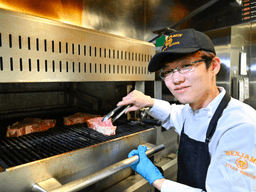 NY本店の味を受け継ぐ最高級熟成ビーフの管理・調理技術。他ではないような専門性が着実に身につきます。