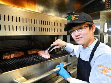 NY本店の味を受け継ぐ最高級熟成ビーフの管理・調理技術。他ではないような専門性が着実に身につきます。