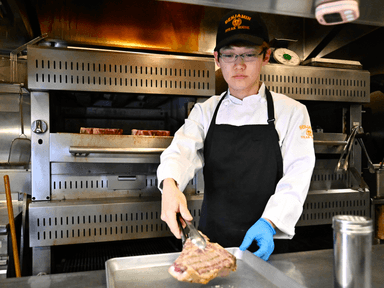 NY本店の味を受け継ぐ最高級熟成ビーフの管理・調理技術。他ではないような専門性が着実に身につきます。