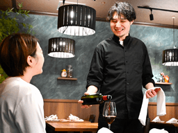 ミシュラン6年連続星獲得店。あなたのサービススキルをさらに磨き、高められる環境です。