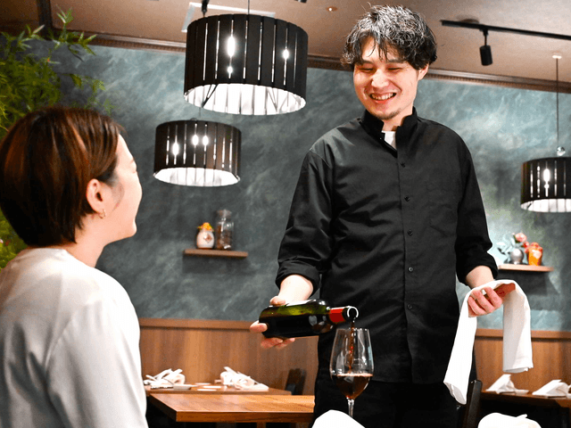 【月給30万円～】自己資本比率86.5%。安定企業のミシュラン星獲得店でおもてなしプロへ。月8日休み、風通しの良い仲間。仕事がもっと好きになる場所がここにある。