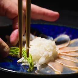 鶏料理にこだわった「ニューとり屋 」。炭火焼の焼鳥や鮮度第一のとりてっさなど、名物メニューが目白押し