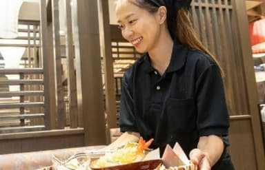 ここがあなたの新しい舞台。地域に愛されるお店を創る、ホールスタッフの募集です。