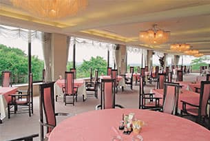 受託運営する全国約70箇所の名門ゴルフ場では、クラブハウス内レストランで料理を提供