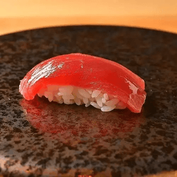 旬の新鮮な魚介を扱う鮨店で、職人の繊細な調理技術を磨きながら成長できます。