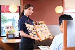 子どもから大人まで愛されるファミリーレストラン「和食さと」。温かいお店作り、一緒にしませんか？