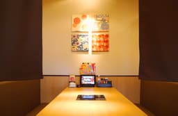 各エリアに研修店舗があり入社後のフォロー体制が充実しているため、経験が浅くても段階的に学べます。