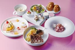簡単な調理補助や仕込みからスタートでき、経験に合わせて発注やメニュー開発まで幅広く挑戦できます。