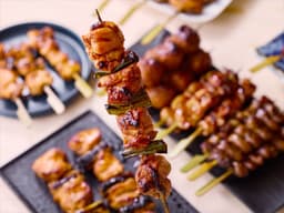 渋谷スクランブルスクエア内の店舗で、約1.5倍の大ぶり串を手焼きするライブ感ある調理技術が身につく