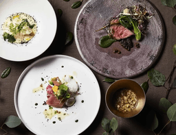 仕込みから盛り付けまで、丁寧に向き合う仕事。