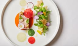 和食から洋食まで幅広い婚礼料理や宴席料理を担当し、培った調理スキルを存分に発揮できる環境です。