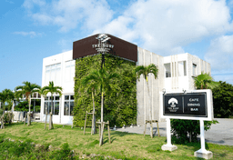 宮古ブルーの海を眺めることができる、高台に立地するカフェダイニング&バーで活躍を。