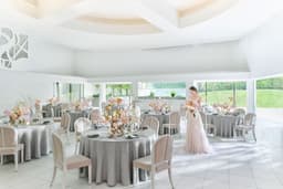 映画のワンシーンのような披露宴会場。あなたの料理で新郎新婦とゲストの心に残る一皿を。