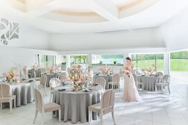 映画のワンシーンのような披露宴会場。あなたの料理で新郎新婦とゲストの心に残る一皿を。