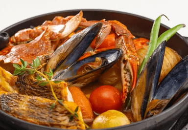 シェフ自らが漁港や市場に出向いて厳選した食材を使用！食材の本質を味わえるカジュアルな料理をご提供。