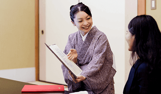 【人形町今半】明治から続く老舗で一生モノの「おもてなし」スキルを習得。美しい所作や着付けをマスターし、女子力UP◎20代から60代まで活躍中◎月9～11日休