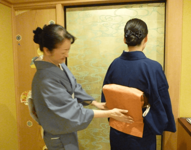 【人形町今半】20代～60代活躍中！老舗のおもてなしを未経験から習得～女子力UPで美しい所作や着付けもマスター◎月9～11日休みで長く勤務するスタッフ多数います