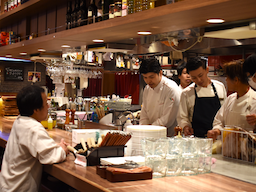 「俺の株式会社」で、料理長をめざして思いっきり仕事をしてみませんか。月給42万～48万円。