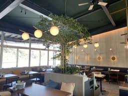 内外で多業態を展開する安定企業にて、店舗運営全般のスキルを身につけながら着実に成長できます。