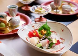 八寸、煮方、板場など幅広い持ち場を経験でき、和食全般の調理スキルをバランスよく習得できます。