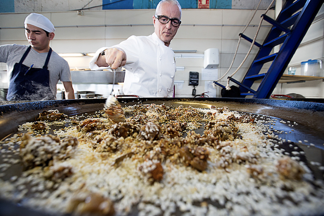 バルセロナ発！パエリアが大人気のスペイン料理店で腕をふるってください。