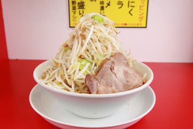 まかないでの商品試作や、仕入れ業者・採用関係との繋がりなど、将来に活きる人脈と経験を得られます。