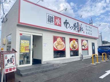 麺以外のすべてを手作りする環境で、本格的なラーメンづくりの技術を基礎から一から習得できます。