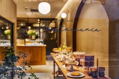 京都の町家通りに佇む、白と木目が美しいお菓子のアトリエ。