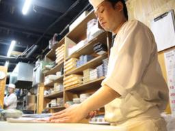 「食を通じ、人に笑顔と感動を与える会社」で料理長を募集！月給35万〜42万円