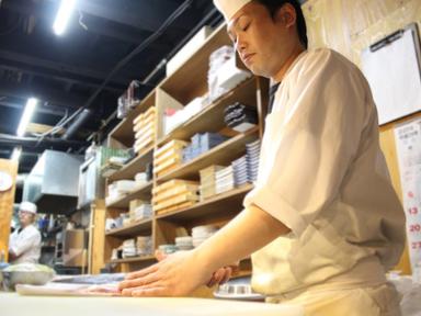 「食を通じ、人に笑顔と感動を与える会社」で料理長を募集！月給35万〜42万円