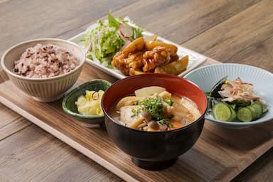 今年11月オープン予定の定食カフェがスタッフを募集！月8日休み ・月給24.5万～32万円★