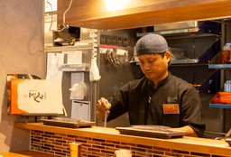 「食を通じ、人に笑顔と感動を与える会社」。隠れ家的な串揚げ店で副店長を募集！