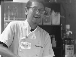 「食を通じ、人に笑顔と感動を与える会社」で店長候補を募集！月給35万〜42万円