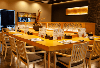 「食を通じ、人に笑顔と感動を与える会社」で店舗スタッフを募集！月給30万円～／賞与年2回