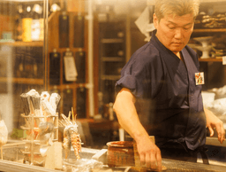 「食を通じ、人に笑顔と感動を与える会社」で料理長を募集！月給35万〜42万円