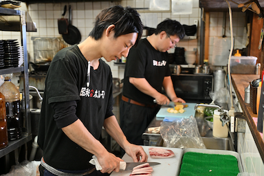「食を通じ、人に笑顔と感動を与える会社」で料理長を募集！月給31〜36万円