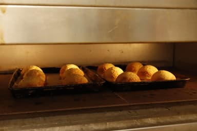 工場で生地を作り店舗で焼成する役割分担が確立されており、製造業務に集中して取り組める体制です。