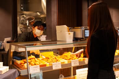 麻布台ヒルズマーケット内の上質な店舗で、名店の味を惣菜として届ける仕事。