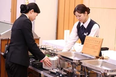 JR・近鉄「津」駅東口から徒歩1分。通勤も便利なホテルがあなたの新しい職場です。
